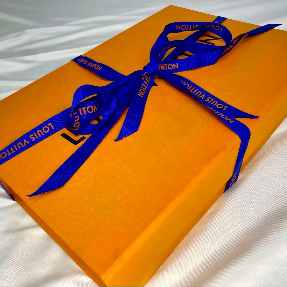 Louis vuitton scarve, dark blue.  very nice but not my thing.